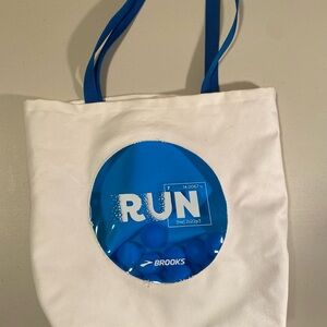 Brooks White Tote with Blue RUN Design